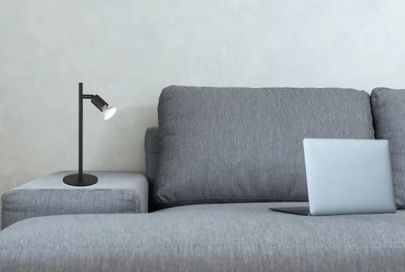 Matrix 30cm Svart skrivebordslampe Fra Globo Lighting - Den runda basen och det raka metallr&ouml;ret i mattsvart ger ett modernt och elegant uttryck.