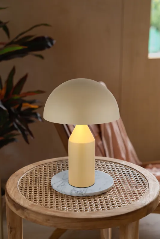 Atoma 40cm Sand bordlampe Fra Globo Lighting - Sk&auml;rmen i matt, sandf&auml;rg och vitt skapar en harmonisk kontrast och ger en behaglig ljusspridning.