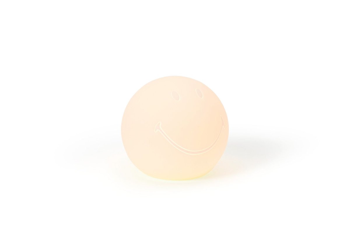 Bundle of Light - Smiley Mini Hvit barnelampe Fra Mr Maria - Legg til litt lys og glede til dagen og hjemmet ditt med denne sjarmerende Smiley-lampen.