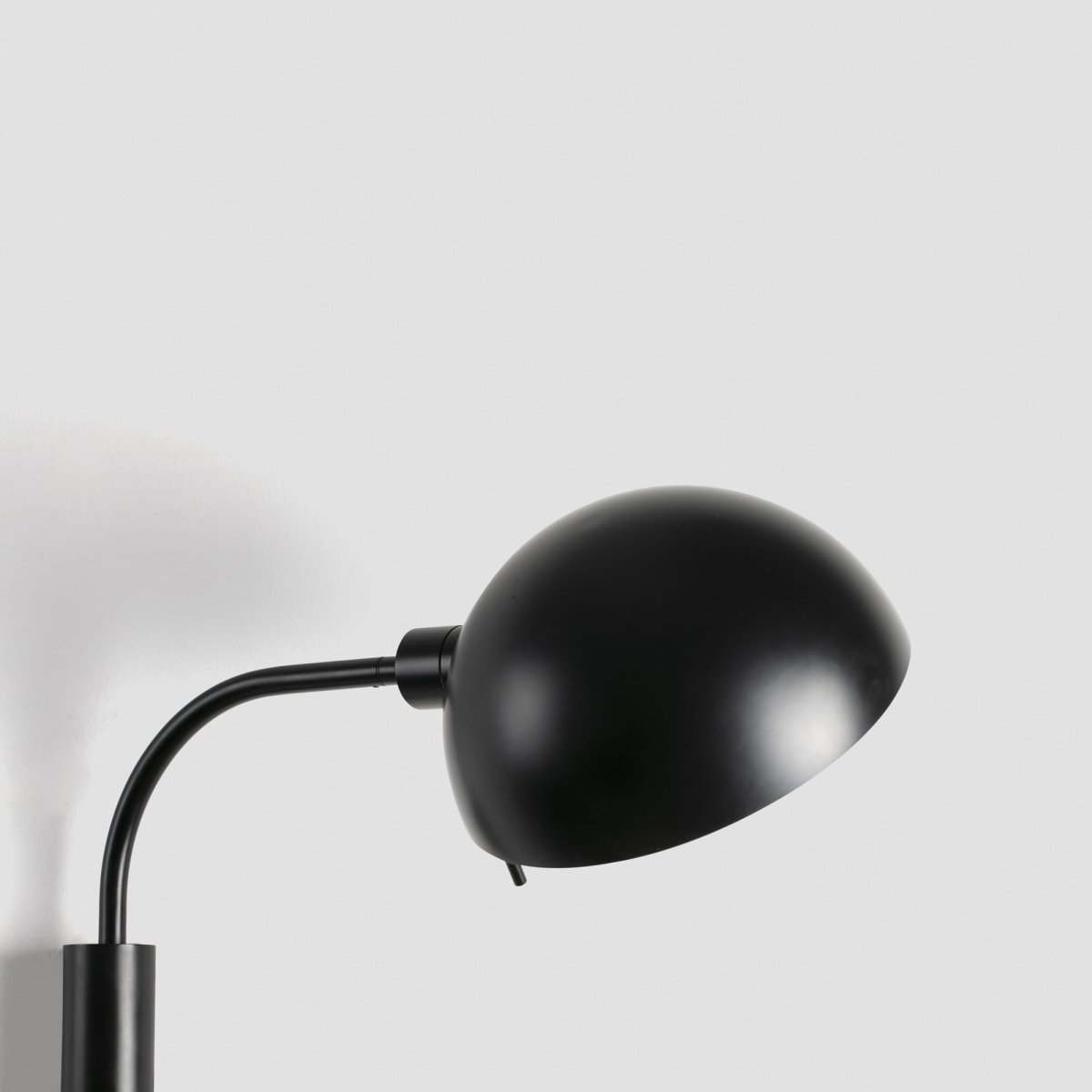 Dominica 50cm Svart vegglampe Fra Faro Barcelona - Inspirert av den estetiske bevegelsen i Chicago mellom 1900 og 1940, utstr&aring;ler den b&aring;de autentisitet og eleganse.