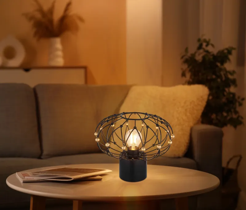 Greys 25cm Svart bordlampe Fra Globo Lighting - Den runda metallsk&auml;rmen i mattsvart med dekorativa guldf&auml;rgade detaljer ger lampan ett sofistikerat uttryck och blir ett stilfullt inslag i hemmet.