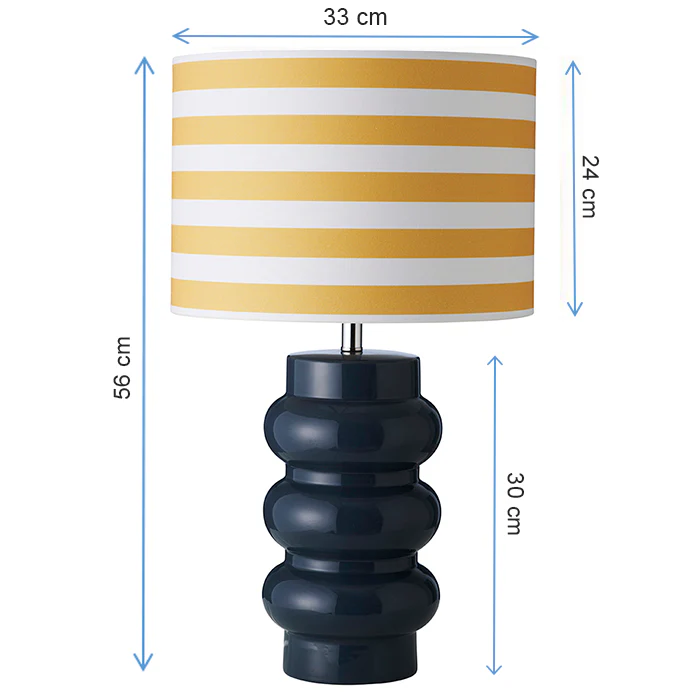 Lyon 56cm Blå bordlampe Fra Superliving - Med en dristig utformet brosjyre; keramisk fot og en stripete nyanse i gult og hvitt, Lyon kombinerer moderne stil med en retro-inspirert f&oslash;lelse.
