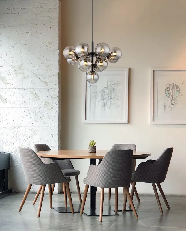Grappy Ø56 Røykfarget Taklampe Fra Globo Lighting - Grappy taklampa blir en stilfull och lyxig detalj i varje rum med sin glamor&ouml;sa design och de 13st r&ouml;kf&auml;rgade glaskulorna.