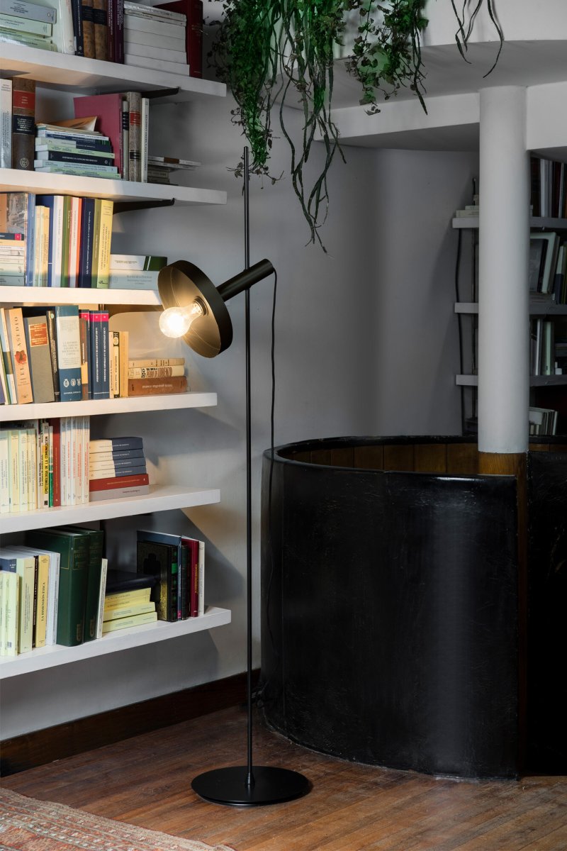 Whizz Svart gulvlampe Fra Faro Barcelona - Whizz er en del av en designserie med matchende armaturer &ndash; ideell for gjennomtenkte interi&oslash;rdesignprosjekter.