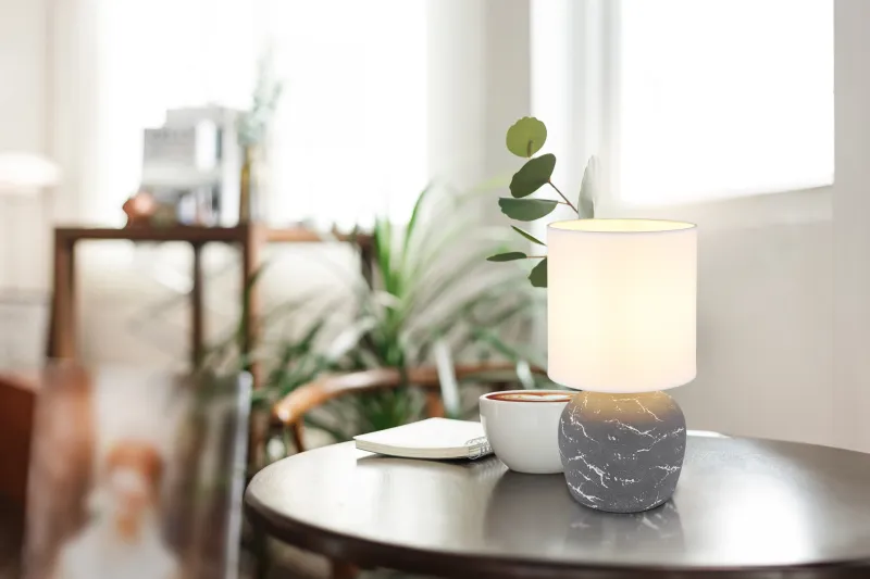 Marble 30cm Grå bordlampe Fra Globo Lighting - Marble &auml;r b&aring;de en funktionell belysning och en stilfull inredningsdetalj som ger ditt hem en elegant touch.