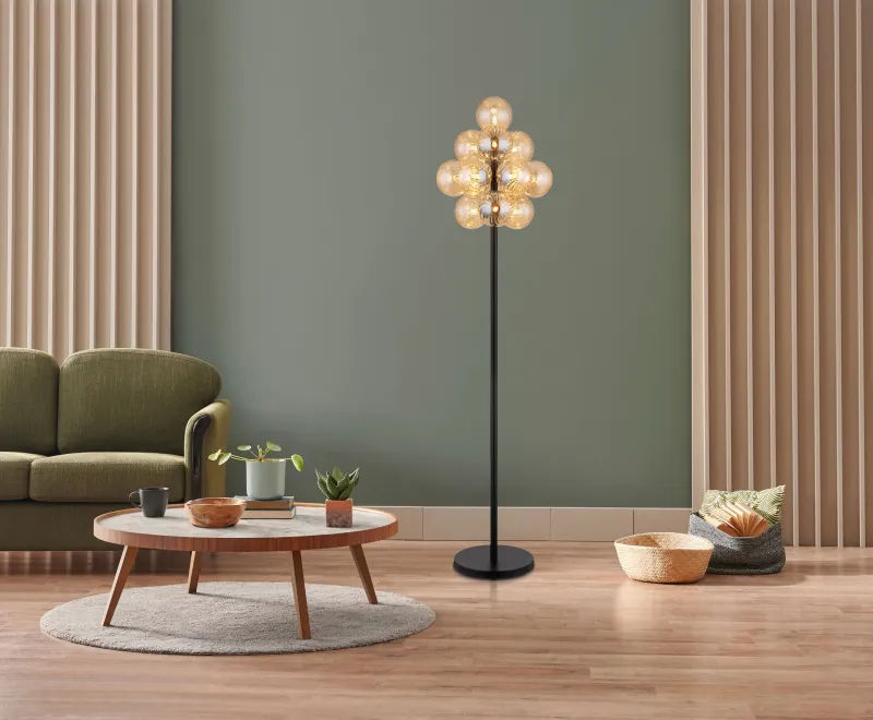Conor Rav gulvlampe Fra Globo Lighting - Den stilrena kombinationen av metall och glas skapar en sofistikerad och trendig look som passar perfekt i b&aring;de moderna och klassiska interi&ouml;rer.