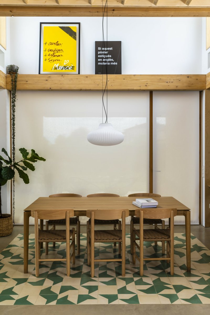 Isabelle Ø50 Hvit Taklampe Fra Faro Barcelona - Det opalhvite glasset sprer et varmt og behagelig lys, mens overflaten leker med skygger og skaper et livlig uttrykk.