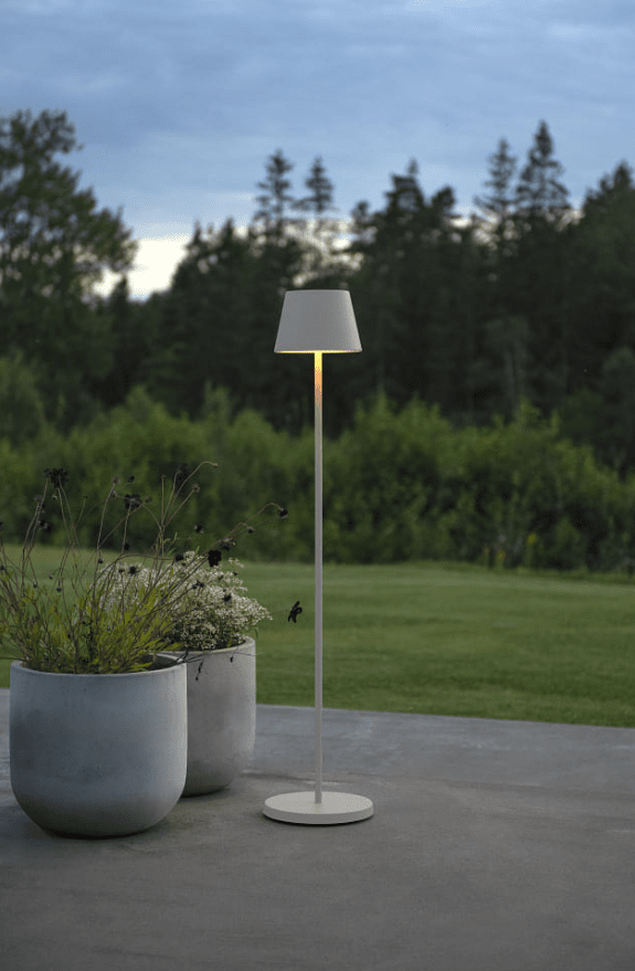 Pomezia 124cm Hvit bærbar Fra Konstsmide - Høyden er justerbar mellom 53 og 124 cm, så du kan også bruke den som en høy bordlampe.