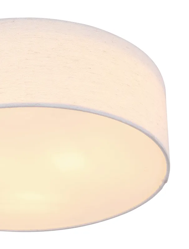 Ava Ø44 Hvit plafond Fra Globo Lighting - Den vackra sk&auml;rmen kl&auml;dd i vackert sandf&auml;rgat textil, vilket g&ouml;r lampan l&auml;tt att kombinera med olika inredningsstilar.