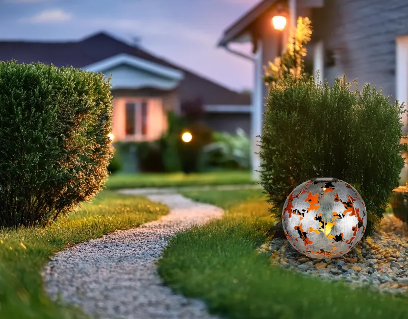Earth Sølv solcellelampe Fra Globo Lighting - Laddas av solen under dagen och t&auml;nds automatiskt i skymningen.