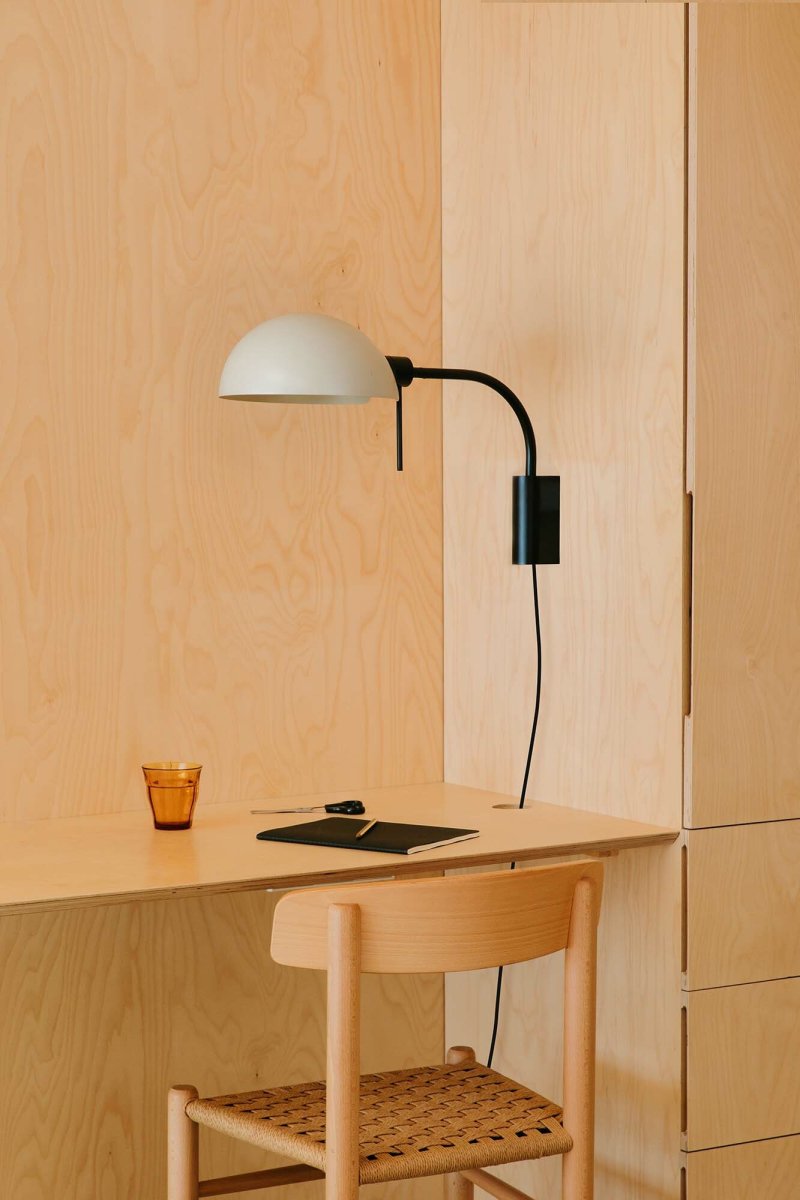 Dominica 50cm Beige vegglampe Fra Faro Barcelona - Inspirert av den estetiske bevegelsen i Chicago mellom 1900 og 1940, utstr&aring;ler den b&aring;de autentisitet og eleganse.