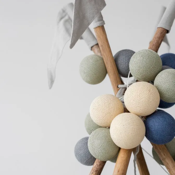 Irislights Breeze 20-lights Flerfarget Fra Irislights - Irislights Breeze er en dekorativ belysning med h&aring;ndlagde kuler i gr&oslash;nne, beige, gr&oslash;nne og bl&aring; nyanser.