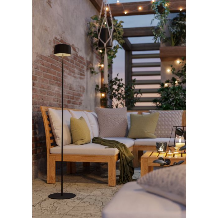 Roccanova 120cm Svart solcellelampe Fra Eglo - Roccanova er en stilig, solcelledrevet gulvlampe som kombinerer form og funksjon for både innendørs og utendørs bruk.