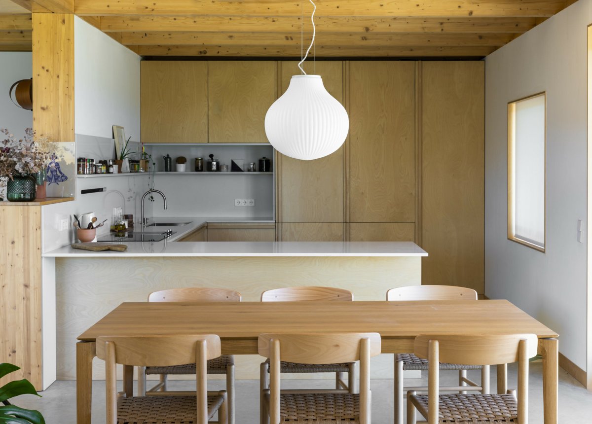 Isabelle Ø40 Hvit Taklampe Fra Faro Barcelona - Det opalhvite glasset sprer et varmt og behagelig lys, mens overflaten leker med skygger og skaper et livlig uttrykk.