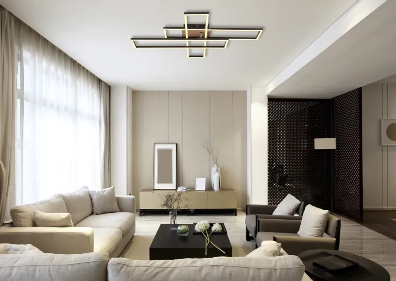 Dakari 100cm Svart plafond Fra Globo Lighting - Lampan &auml;r tillverkad av mattsvart metall i kombination med en m&ouml;rk MDF-tr&auml;look, vilket ger den en exklusiv och sofistikerad k&auml;nsla.