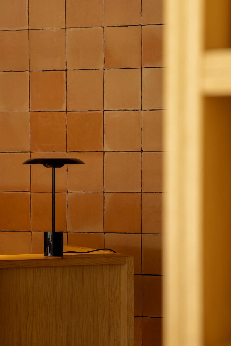 Hoshi 40cm Svart bordlampe Fra Faro Barcelona - Hoshi er en designerlampe med en slank silhuett, stabil base og integrert LED (12 W, 2700 K) som gir et varmt og behagelig lys.