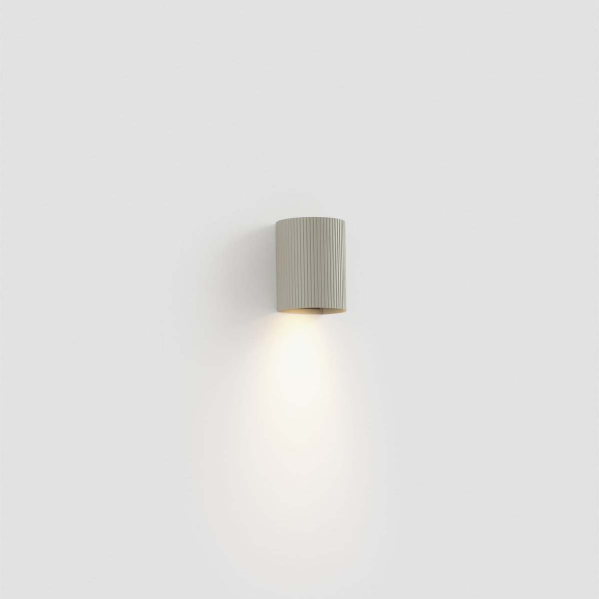 Sole 10cm Grå rillet vegglampe Fra Faro Barcelona - Den er tilgjengelig i to st&oslash;rrelser og kan sende ut lys i &eacute;n eller to retninger &ndash; perfekt for ganger, trappeoppganger og mindre rom.