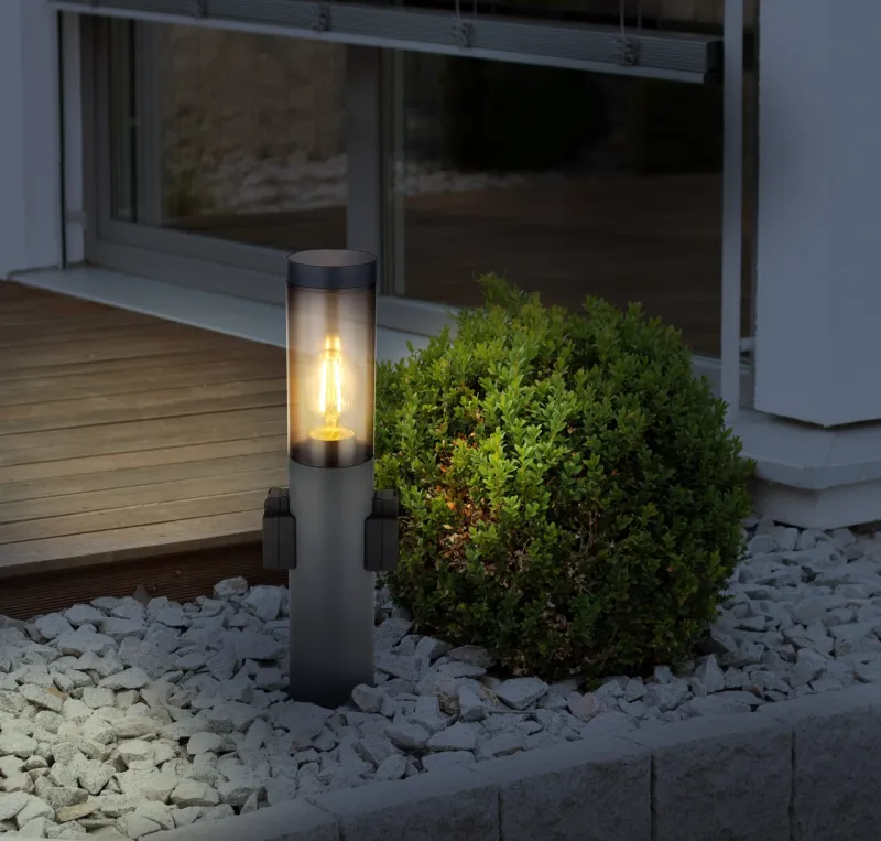 Boston 45cm Antrasitt pullerter Fra Globo Lighting - Tillverkad i rostfritt st&aring;l med en r&ouml;kf&auml;rgad plastsk&auml;rm ger den ett mjukt och behagligt ljus.