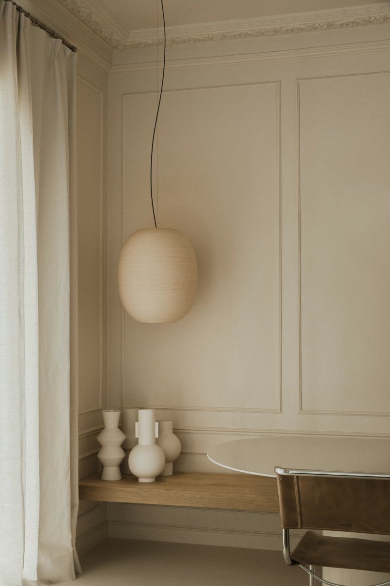 Tierra Ø47 Beige Taklampe Fra Faro Barcelona - Tierra 470 er en pendellampe designet av H&eacute;ctor Serrano, laget med 3D-printet PLA og resirkulert furucellulose &ndash; et bioplastmateriale med en unik, uregelmessig tekstur.