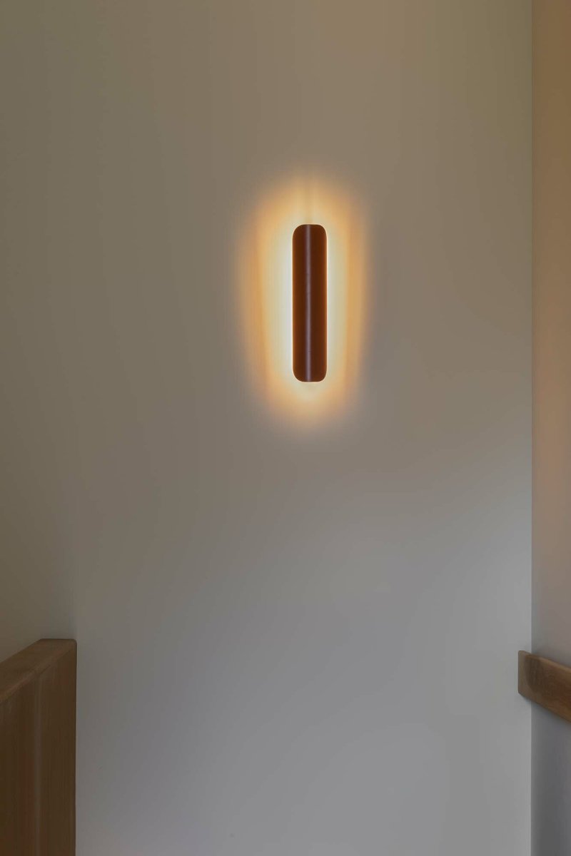 Novo 50cm Terrakotta vegglampe Fra Faro Barcelona - Lampen er laget av metall og kan monteres b&aring;de vertikalt og horisontalt, noe som gj&oslash;r den fleksibel for forskjellige rom og behov.
