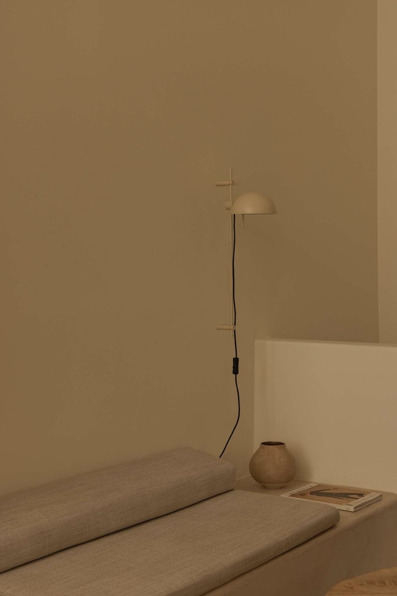 Matilda 60cm Beige vegglampe Fra Faro Barcelona - Den roterbare skjermen og h&oslash;ydejusteringen gir stor fleksibilitet og mulighet for forskjellige lysinnstillinger &ndash; perfekt for b&aring;de l&oslash;snings- og stemningsbelysning.