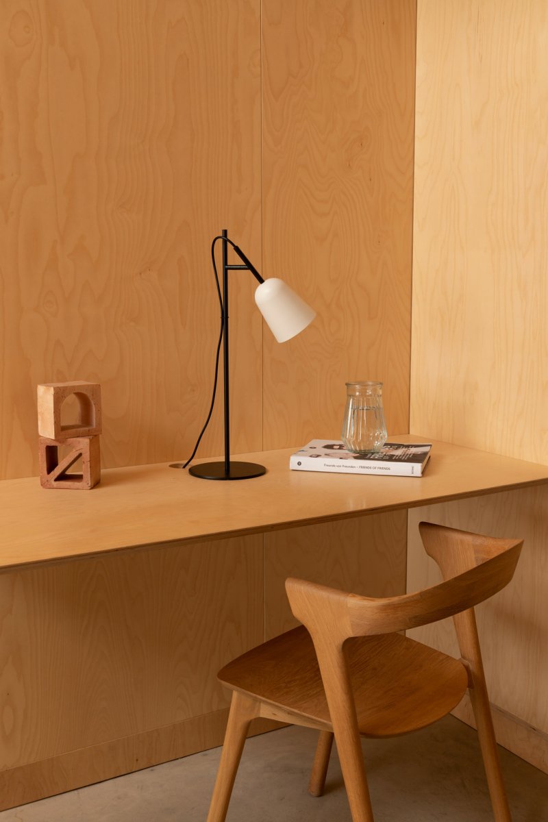 Studio 55cm Hvit skrivebordslampe Fra Faro Barcelona - Lampens signatur er den dekorative kabelklipsen formet som en tregren, en unik detalj som gir den karakter.