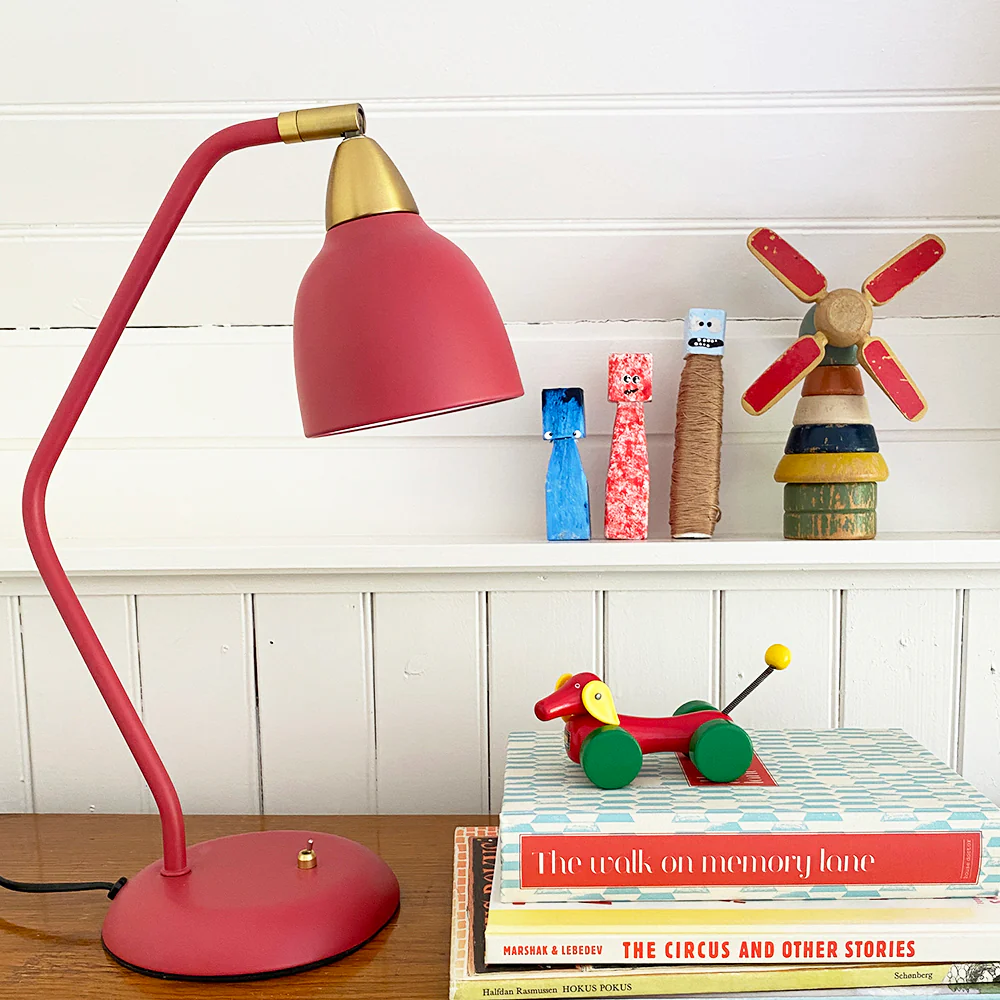 Urban 45cm RØD skrivebordslampe Fra Superliving - Med Urban f&aring;r du en lampe som ikke bare lyser opp rommet ditt, men ogs&aring;; innredningen din!