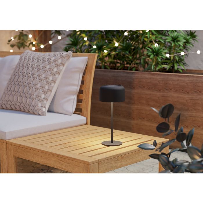 Roccanova 30cm Svart solcellelampe Fra Eglo - Roccanova er en stilig, solcelledrevet bordlampe som kombinerer form og funksjon for både innendørs og utendørs bruk.