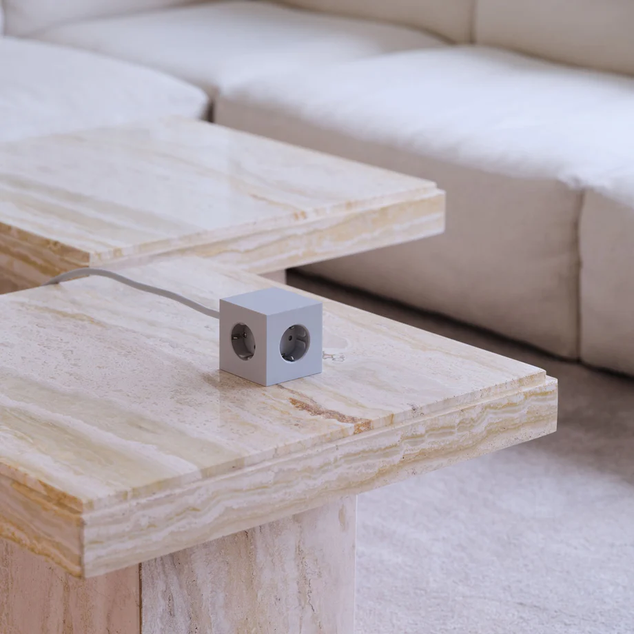 Square 1 with 30W Dual USBC & Magnetic base, 3m Grå Fra Avolt - Styreskinne fra Avolt med et stilig design med lang PVC-ledning, en kube laget av resirkulert plast og en magnetisk plate i bunnen slik at den kan henges p&aring; veggen.