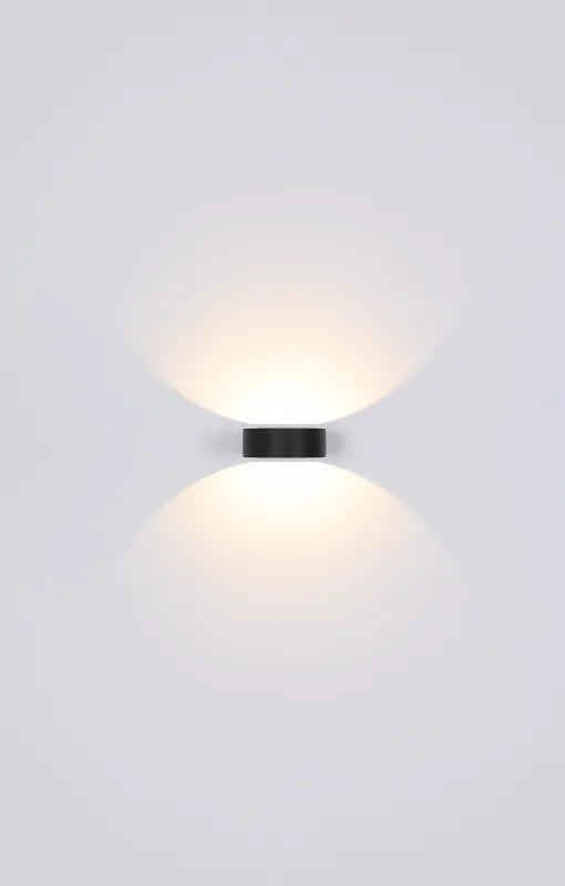 Slice Svart utendørslampe Fra Globo Lighting - Med sin halvcirkelformade design i matt svart aluminium ger den ett elegant intryck samtidigt som den &auml;r v&auml;dert&aring;lig.