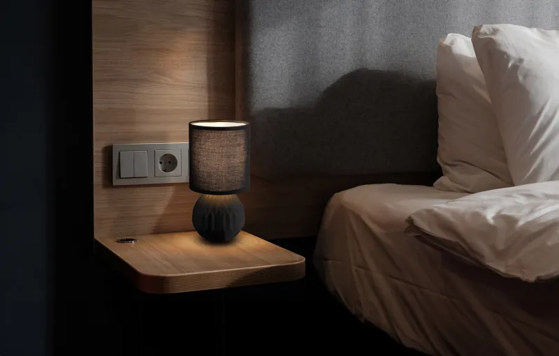 Sylas 23cm Svart bordlampe Fra Globo Lighting - Den rundade keramiska basen i elegant svart och den matchande cylindriska textilsk&auml;rmen skapar en harmonisk och modern estetik.