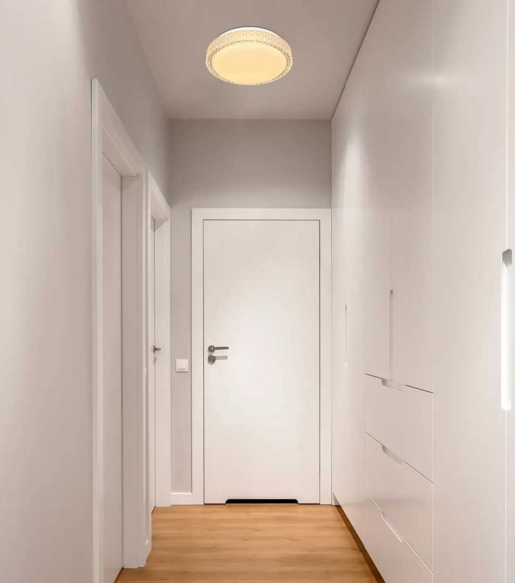 Ovi Ø30 Hvit plafond Fra Globo Lighting - Kombinationen av vit metall, glittrande dekordetaljer och klara plastkristaller g&ouml;r den till en riktig blickf&aring;ngare.