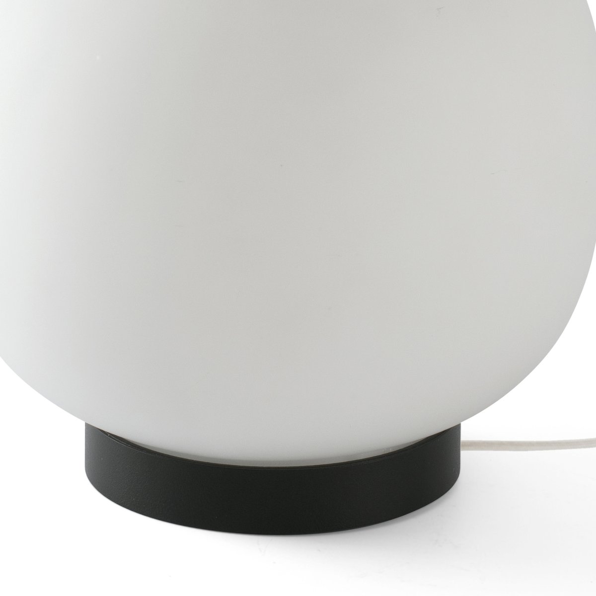 Amelia 22cm Hvit bordlampe Fra Faro Barcelona - Amelia er en stilig svart bordlampe designet av H&eacute;ctor Serrano, med organiske, myke former som glir inn i rommet og forbedrer det p&aring; en subtil m&aring;te.