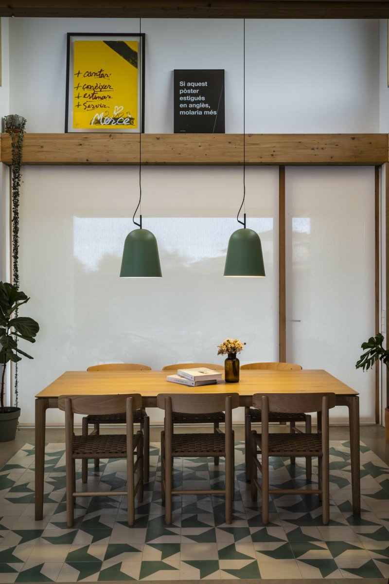 Studio Ø30 Grønn Taklampe Fra Faro Barcelona - Studio er en elegant pendellampe i gr&oslash;nt, designet av Nahtrang med inspirasjon fra de klassiske linjene fra 1950-tallet &ndash; tidl&oslash;s estetikk i en moderne vintage.