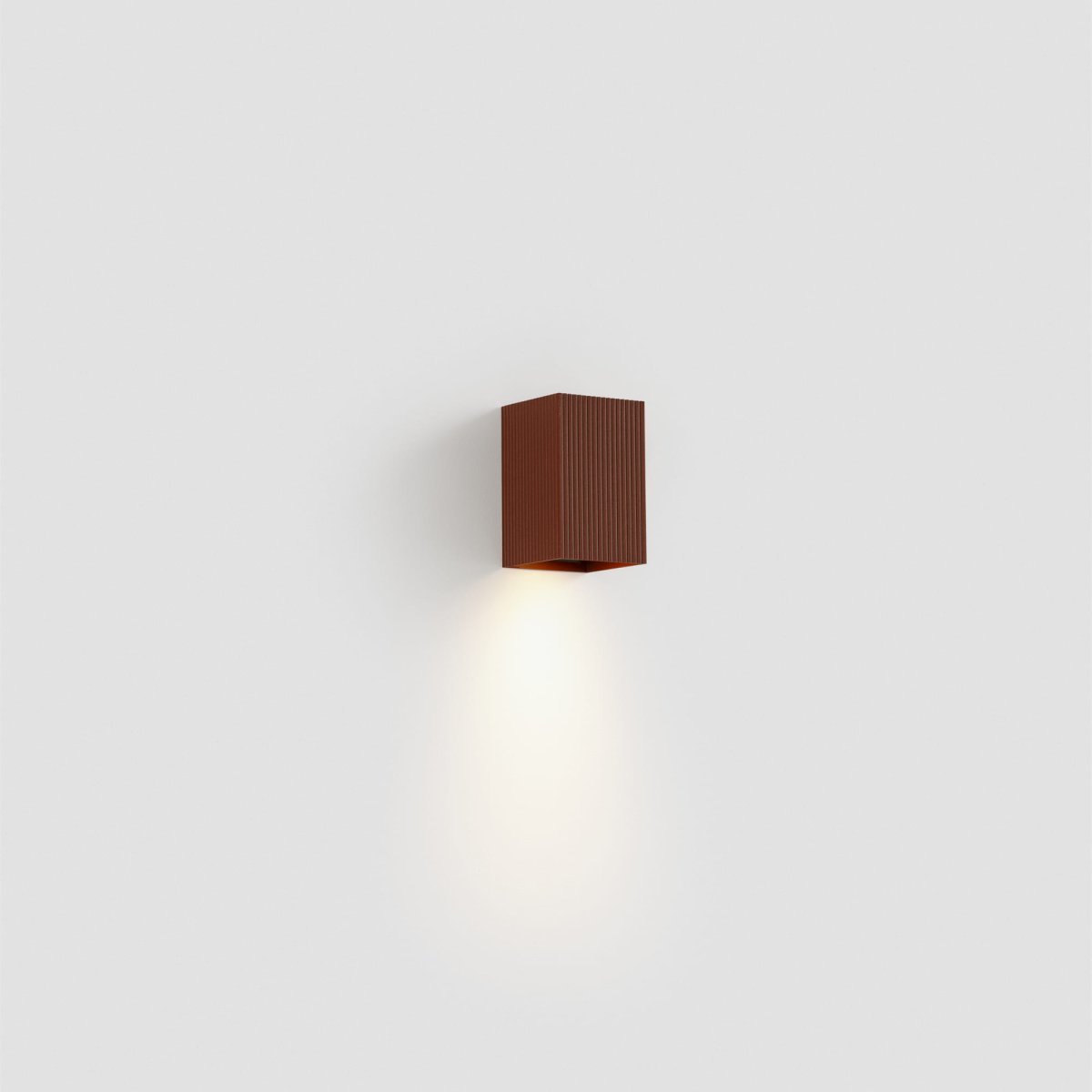 Lune 10cm Terrakotta riflet vegglampe Fra Faro Barcelona - Lune er en firkantet vegglampe med riflet overflate i terrakottafinish som kombinerer funksjon og form.