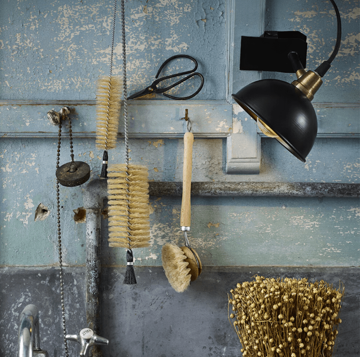 Pelle Svart klemmelampe Fra Strömshaga - Bordlampe som kan festes til for eksempel; sengegavlen, en vinduskarm eller kanten p&aring; et bord eller en hylle.