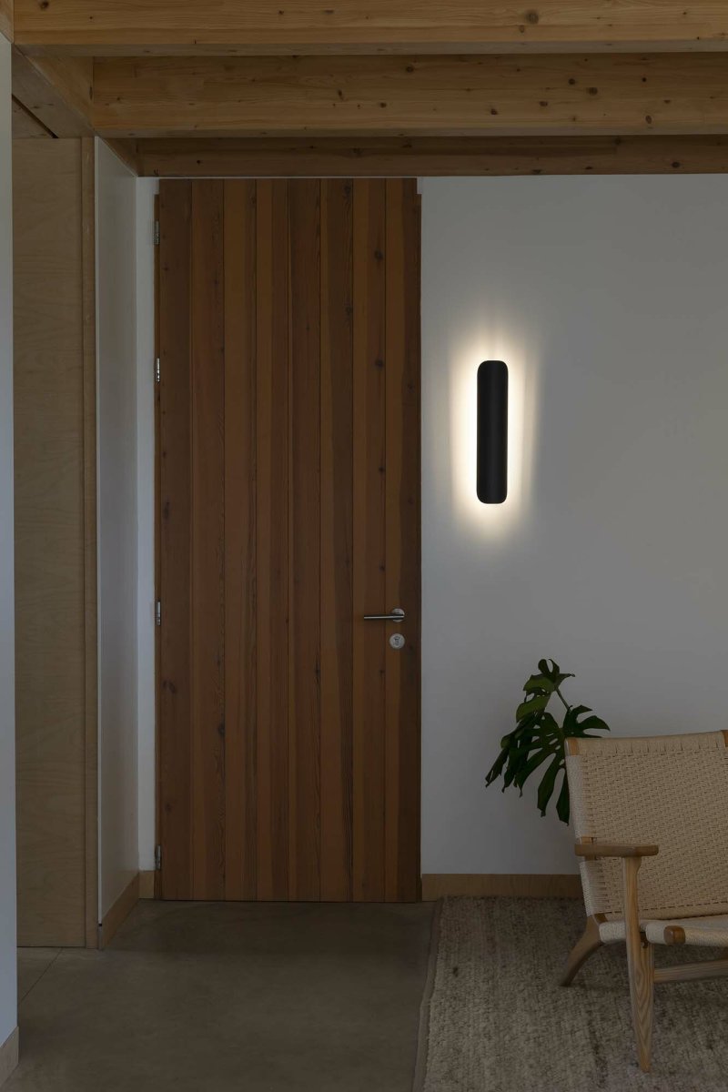 Novo 50cm Svart vegglampe Fra Faro Barcelona - Lampen er laget av metall og kan monteres b&aring;de vertikalt og horisontalt, noe som gj&oslash;r den fleksibel for forskjellige rom og behov.