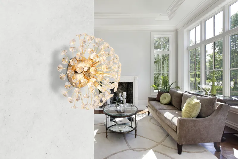 Katrina Ø40 Gull vegglampe Fra Globo Lighting - Den runda stommen i guldf&auml;rgad metall och den halvsf&auml;riska sk&auml;rmen i klara K9-kristaller skapar en lyxig och inbjudande atmosf&auml;r.