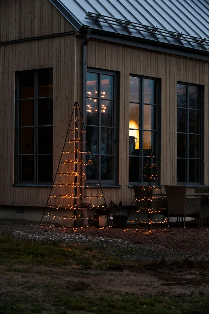 Metalldekorasjon Pyramide 150cm Svart Fra Konstsmide - Med 279 varme ravfargede LED-lys sprer den en elegant gl&oslash;d og skaper en magisk atmosf&aelig;re.