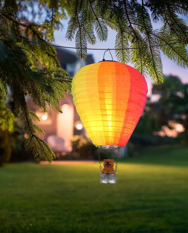Balloon Flerfarget solcellelampe Fra Globo Lighting - Skapa en lekfull k&auml;nsla i tr&auml;dg&aring;rden med Balloon, en solcellsdriven dekoration inspirerad av en luftballong med en bj&ouml;rn i korgen.