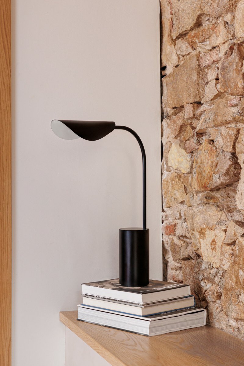 Liggera 55cm Svart bordlampe Fra Faro Barcelona - Liggera er en bordlampe med et enkelt, line&aelig;rt design inspirert av tradisjonell japansk minimalisme.