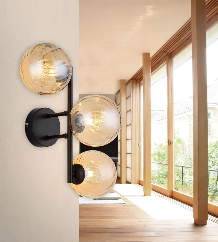Conor 36cm Rav vegglampe Fra Globo Lighting - Conor v&auml;gglampa i mattsvart med amberf&auml;rgade glassf&auml;rer ger en modern och elegant touch till vilket rum som helst.
