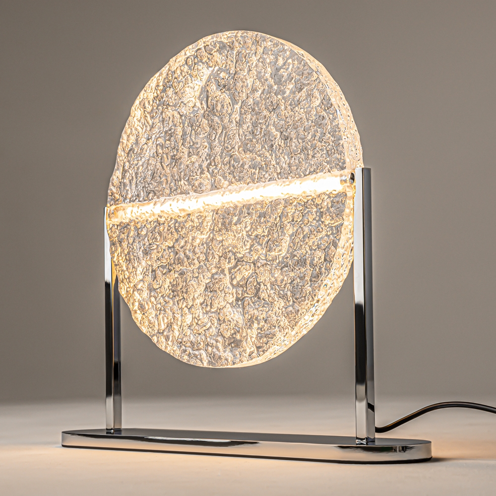 Mangata 30cm Gjennomsiktig bordlampe Fra Maytoni - Lampen er utstyrt med en dimmer p&aring; ledningen, slik at du enkelt kan justere lysstyrken - fra stemningsfull belysning til funksjonell arbeidslampe.