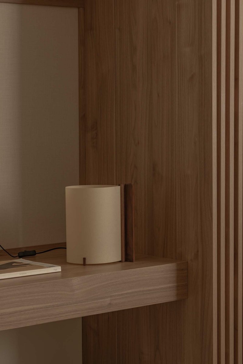 Cata 25cm Valnøtt bordlampe Fra Faro Barcelona - Cata er et bevisst valg for de som &oslash;nsker &aring; kombinere stil, kvalitet og hensyn til planeten.