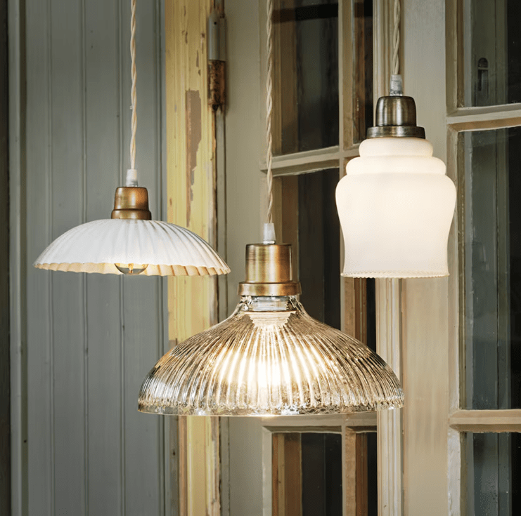 Selma Ø12 Hvit vinduslampe Fra Strömshaga - Lampen har ingen forbindelse, verken til vegg eller tak, men du velger selv hva du vil koble til.