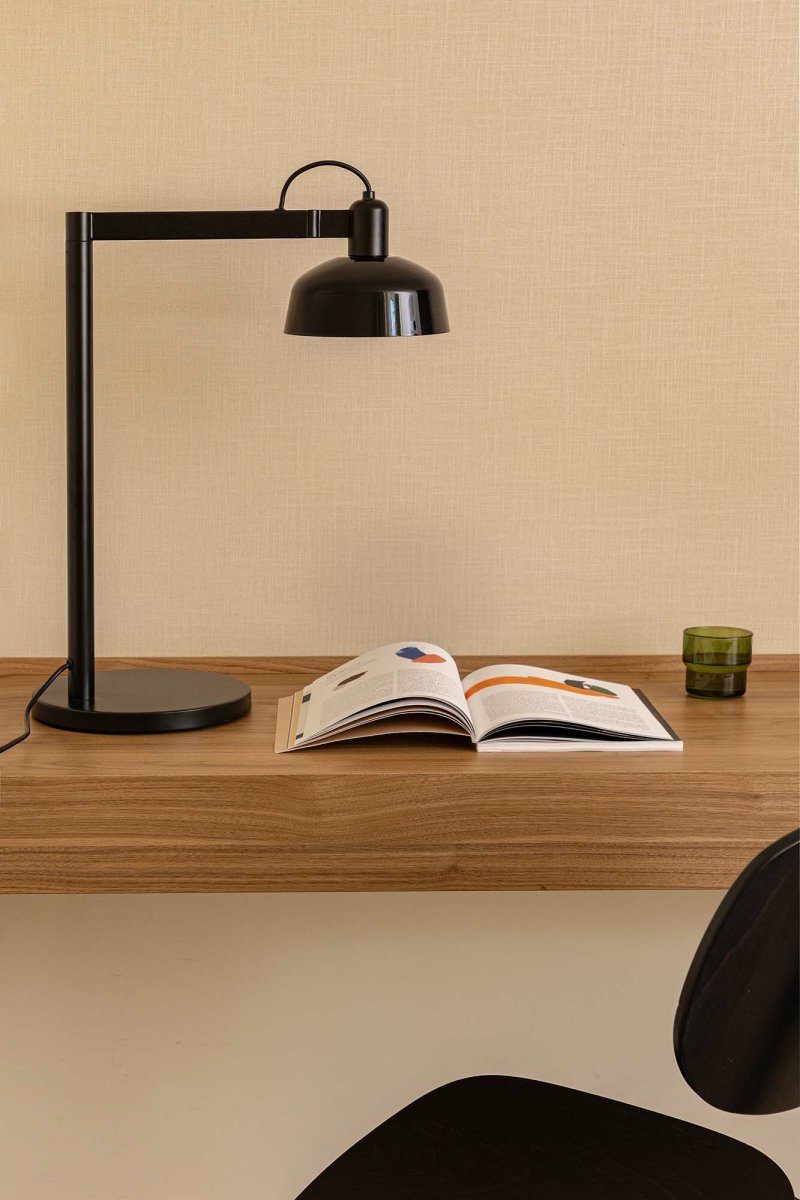 Tatawin 58cm Svart skrivebordslampe Fra Faro Barcelona - Tatawin er en bordlampe med svart struktur og svart metallskjerm som gir et rettet, fokusert lys.