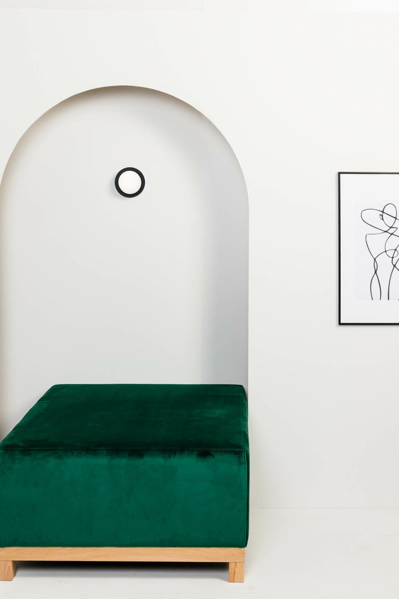 May Ø12 Svart baderomslampe Fra Faro Barcelona - May er en rund og stilig lampe designet av Faro Lab, som kan monteres b&aring;de p&aring; veggen og i taket.