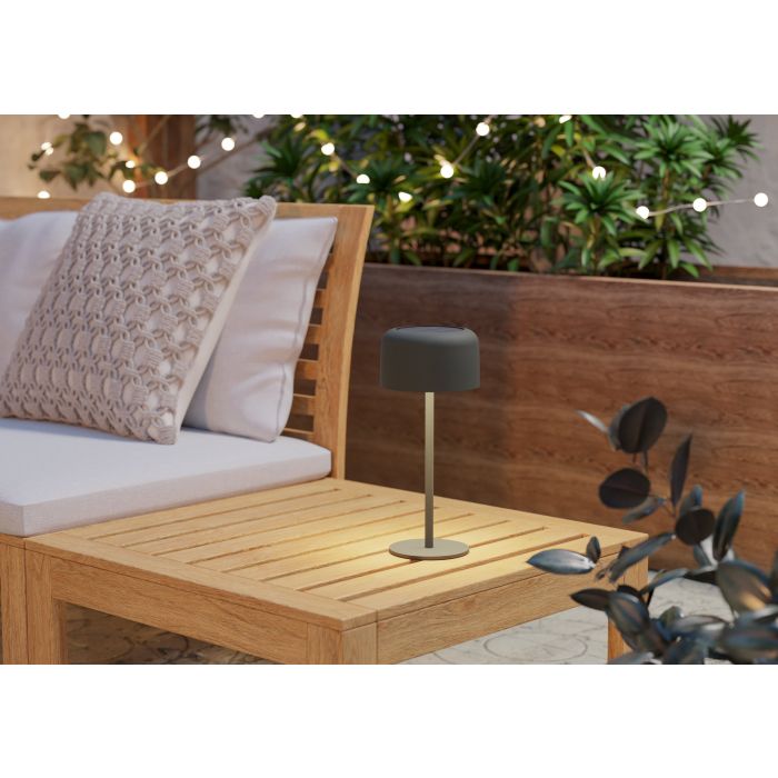 Roccanova 30cm Grønn solcellelampe Fra Eglo - Roccanova er en stilig, solcelledrevet bordlampe som kombinerer form og funksjon for både innendørs og utendørs bruk.