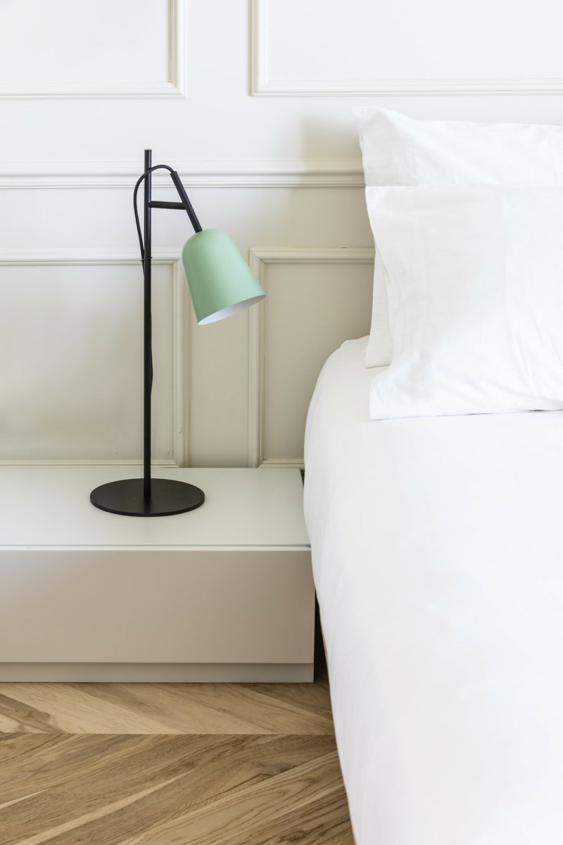 Studio 55cm Grønn skrivebordslampe Fra Faro Barcelona - Lampens signatur er den dekorative kabelklemmen formet som en tregren, en unik detalj som gir den karakter.