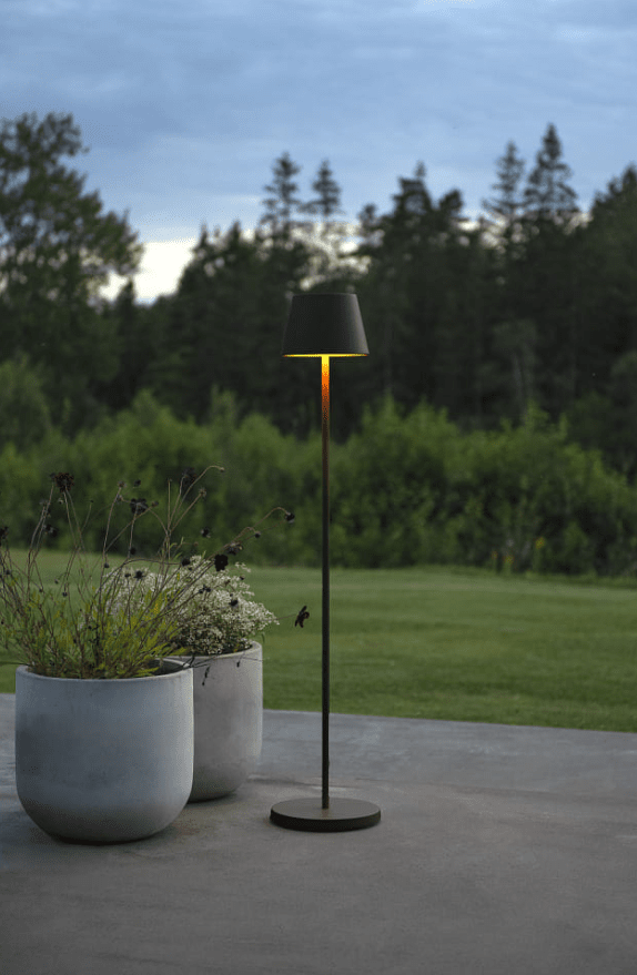 Pomezia 124cm Svart bærbar Fra Konstsmide - Høyden er justerbar mellom 53 og 124 cm, så du kan også bruke den som en høy bordlampe.